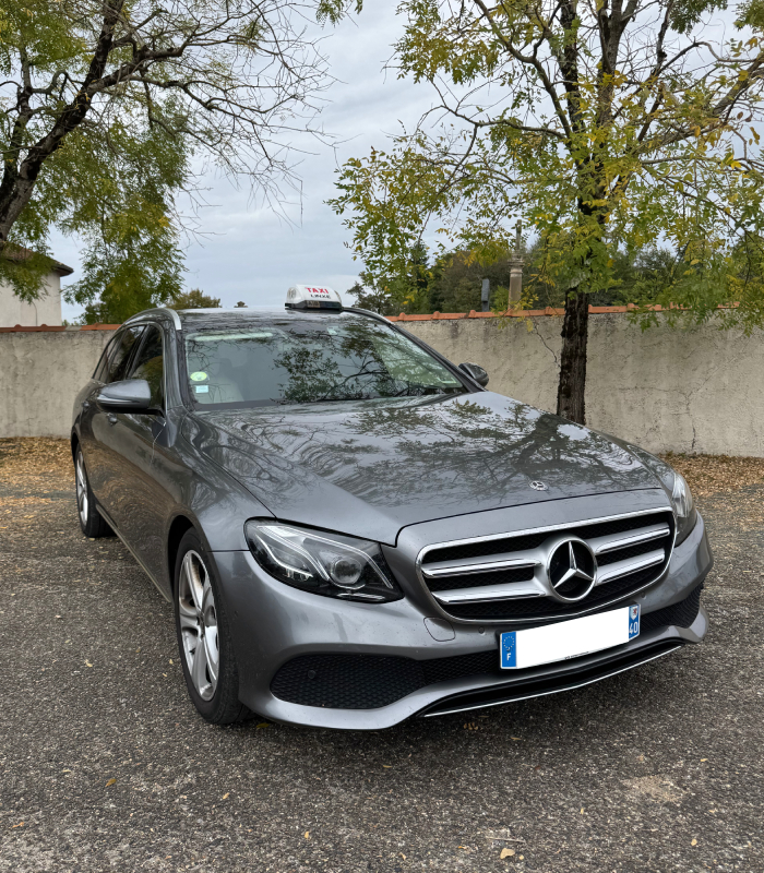 Taxi Mercedes haut de gamme pour trajets privés et professionnels