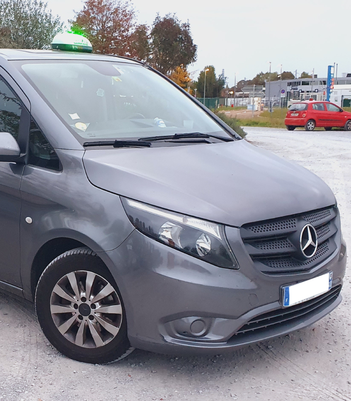 Taxi Mercedes 8 places pour transport de groupe confortable