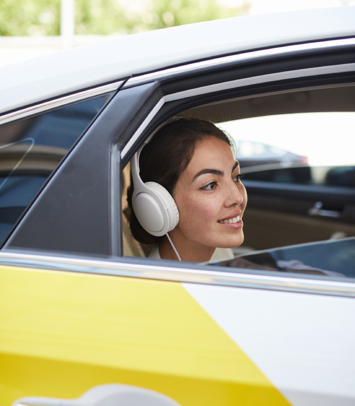 Jeune passagère profitant d’un trajet serein en taxi