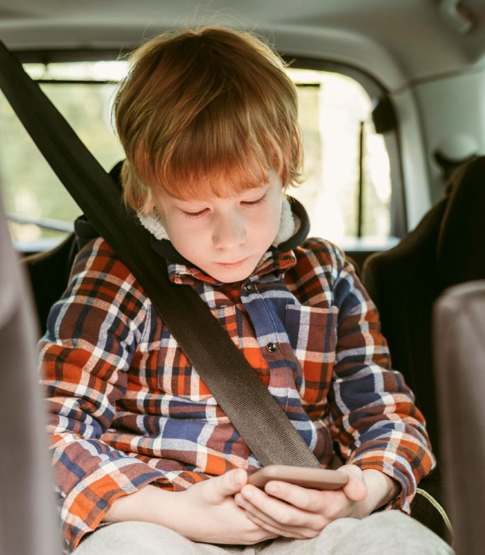 Enfant voyageant en toute sécurité dans un taxi