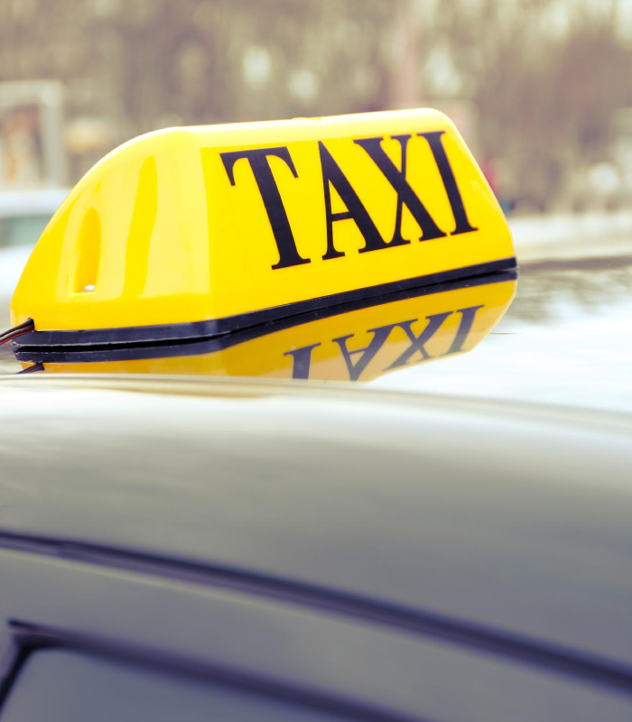 Signal lumineux de taxi prêt pour trajets toutes distances