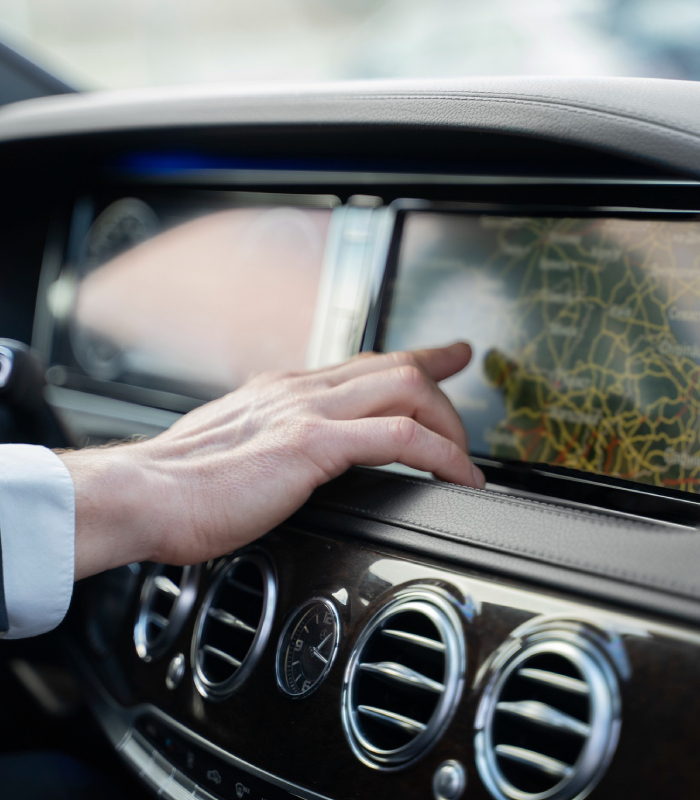 Chauffeur utilisant GPS pour trajet longue distance en taxi